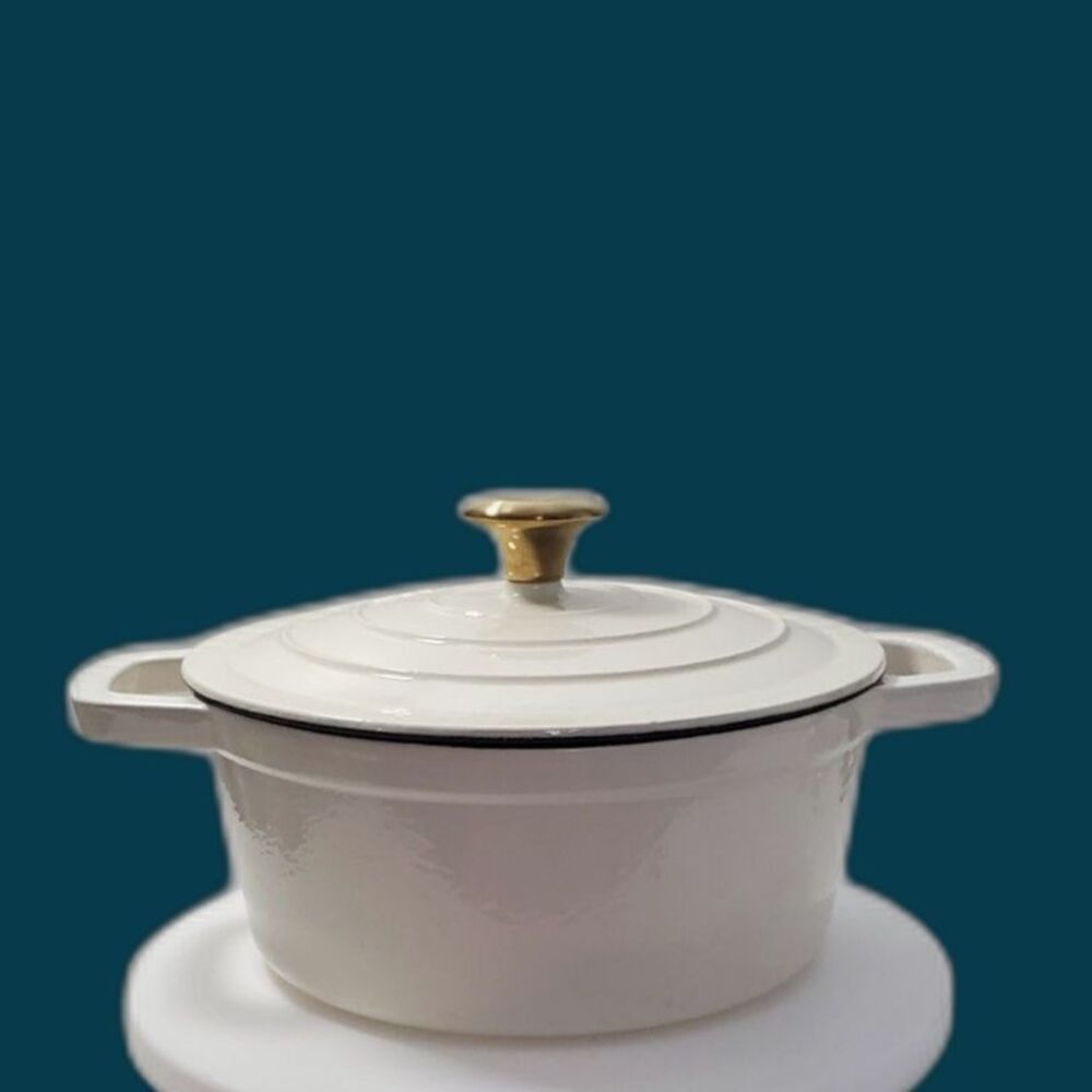 Le Creuset Signature Round Dutch Oven/Casserole with a gold knob 3QT